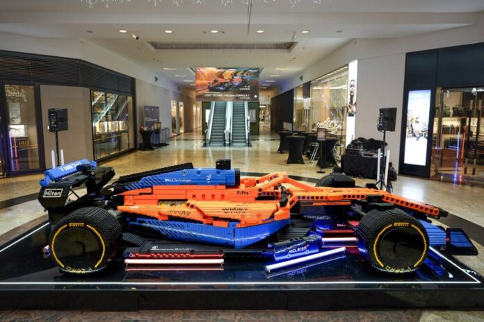 O replică la scară reală a celebrului McLaren MCL35M, realizată integral din piese LEGO, poate fi admirată în Coresi Shopping Resort