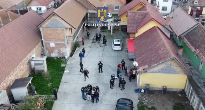 În urma unei provocări de pe o rețea de socializare, o fată de 13 ani a sunat la 112 și a mințit că este răpită