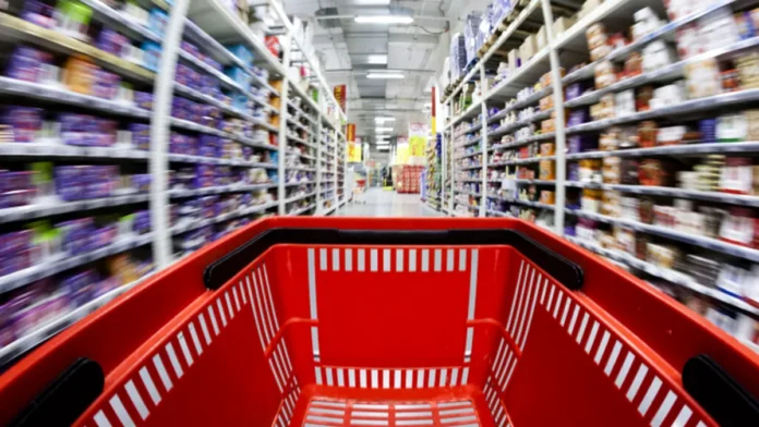 Aproape jumătate dintre români cumpără doar strictul necesar din cauza inflației