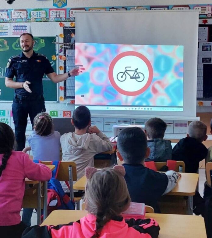 Polițiștii s-au dus cu activități de prevenire și informare într-o școală din Zărnești