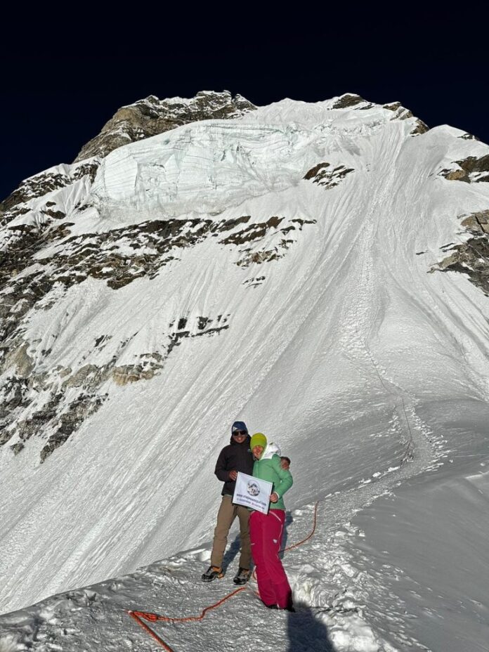Singura salvamontist femeie din Poiana Brașov a cucerit un importat vârf din Himalaya