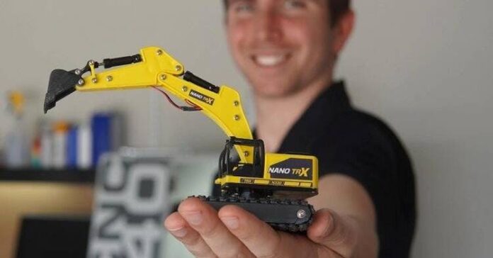 Cel mai mic excavator funcțional din lume încape în palmă