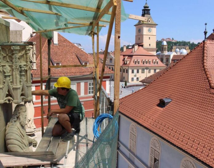 Cele 12 statui de pe Biserica Neagră, intrate în restaurare, vor fi finalizate în acest an