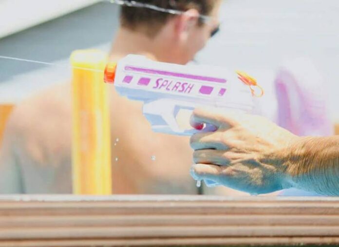 Femeie acuzată de agresiune pentru că și-a stropit accidental vecinul cu un pistol cu apă