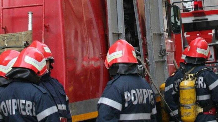 Mamă și fiică, la un pas să ardă de vii în timp ce împodobeau bradul de Crăciun