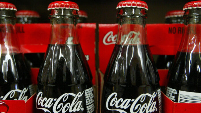 Coca Cola retrage din magazine zeci de milioane de sticle. Băutura ar putea conține așchii metalice 