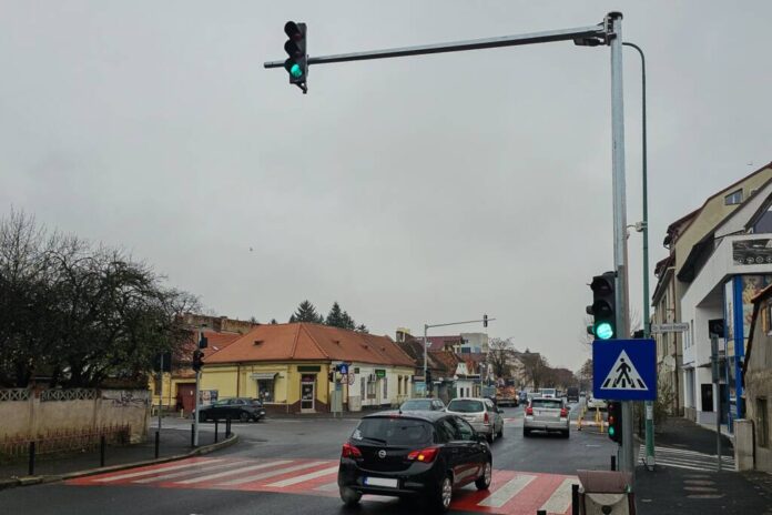 Brașov: Funcționează semafoarele din intersecția străzilor Avram Iancu și Bisericii Române