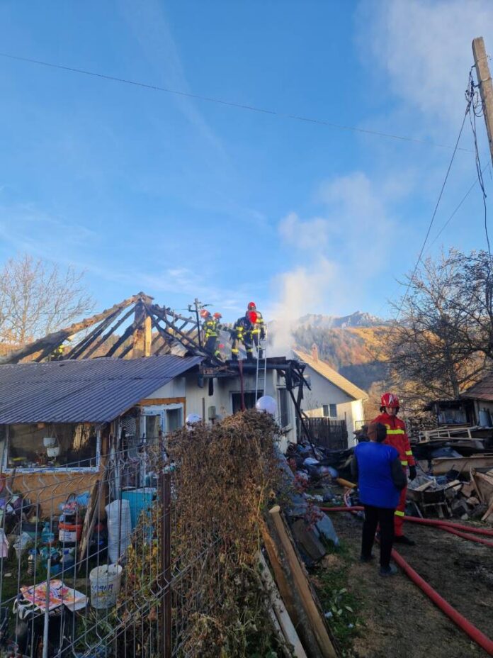 Incendiu la o casă în Moieciu de Jos