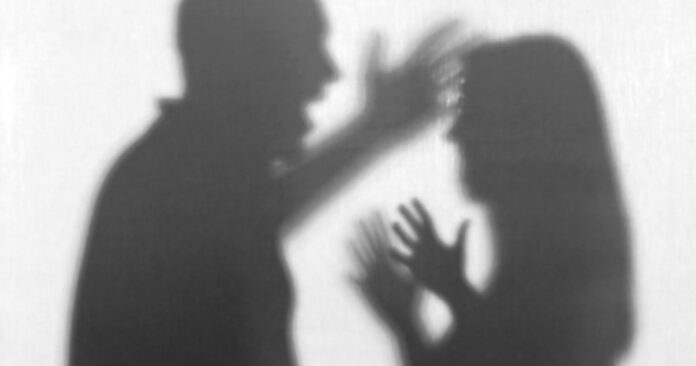 Dosar penal întocmit de polițiști după ce o femeie i-a anunțat că a fost lovită de partenerul ei