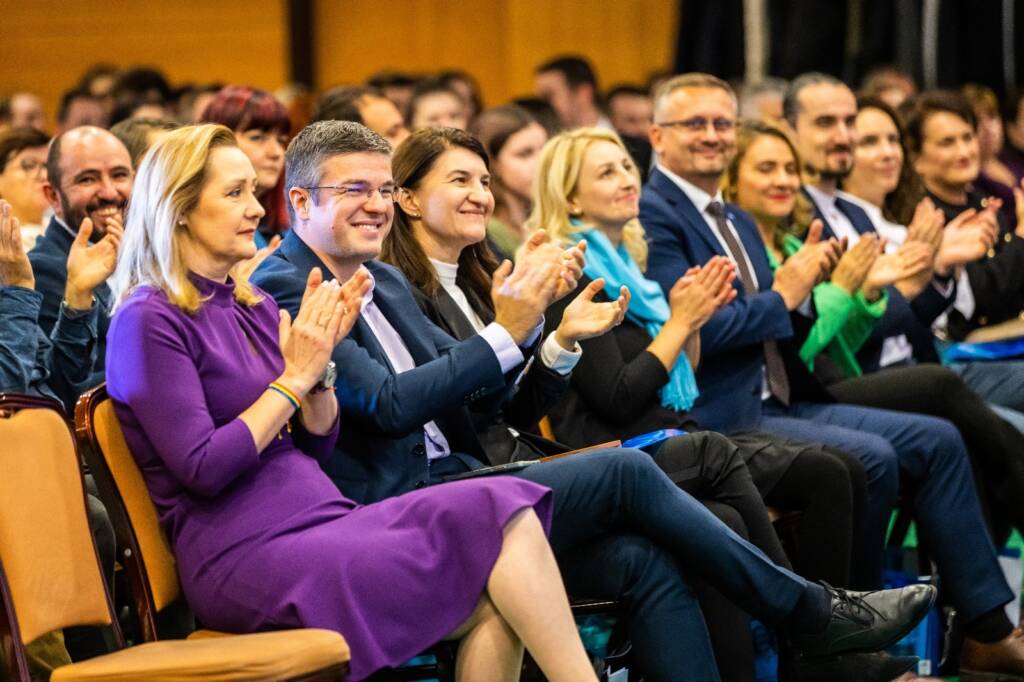 USR Brașov și-a prezentat public echipa pentru alegerile parlamentare din 1 decembrie și viziunea pentru Brașov și România pentru următorii ani. Elena Lasconi, președinta USR, a fost prezentă la eveniment