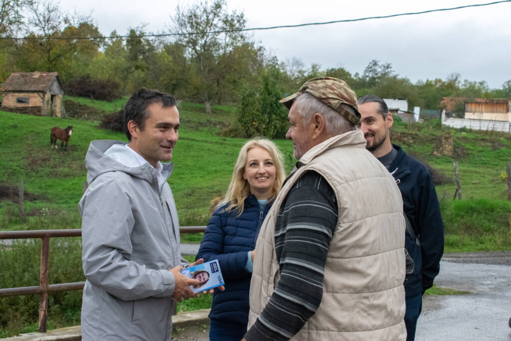 Soluțiile USR pentru România: taxe mai mici pe muncă, sistem de pensii predictibil, reforme în educație, sănătate, justiție. Pentru Brașov: susținere reală în Parlament pentru proiectele mari ale județului