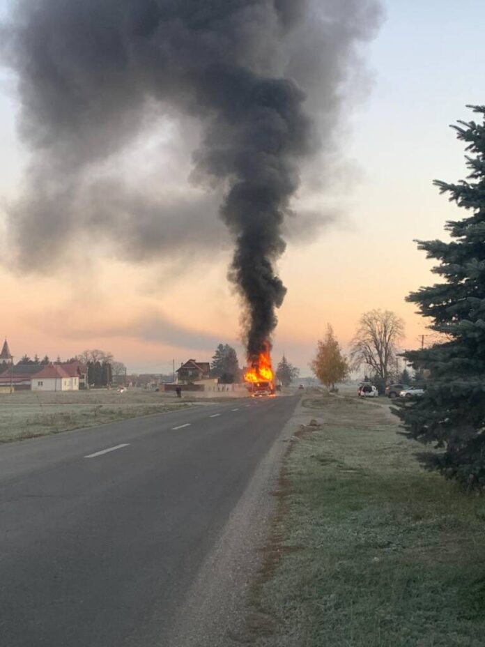 Un camion a fost distrus de un incendiu