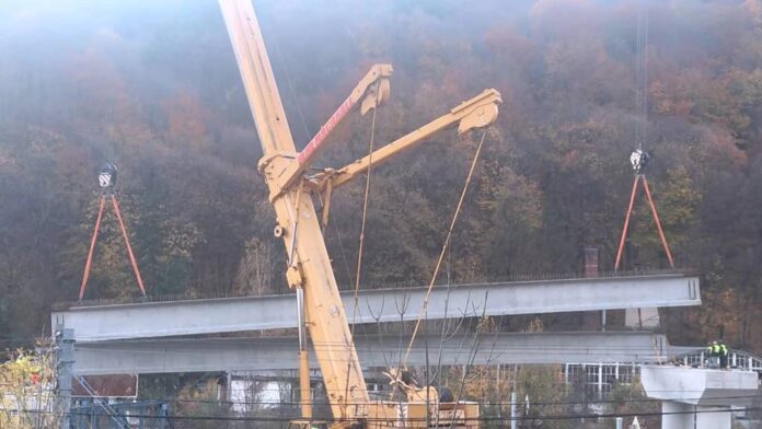 Centura Comarnic: Primele grinzi montate la pasajul peste râul Prahova și calea ferată București - Brașov