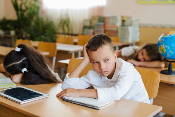 Asta mai lipsea: Ministerul vrea ca elevii să-și schimbe locul în bancă în fiecare modul școlar