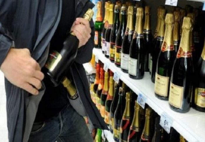 Un angajat al unui magazin de pe str. Lungă din Brașov, amenințat de trei bărbați care au furat băuturi alcoolice