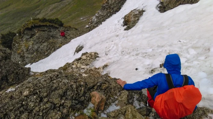 Vine iarna: Salvamont atrage atenţia turiştilor care merg pe munte să se informeze asupra stării traseelor