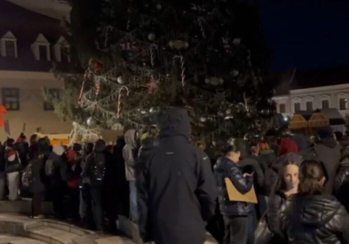 La Brașov, București și Timișoara tinerii protestează față de extremism, fascism și dictatură