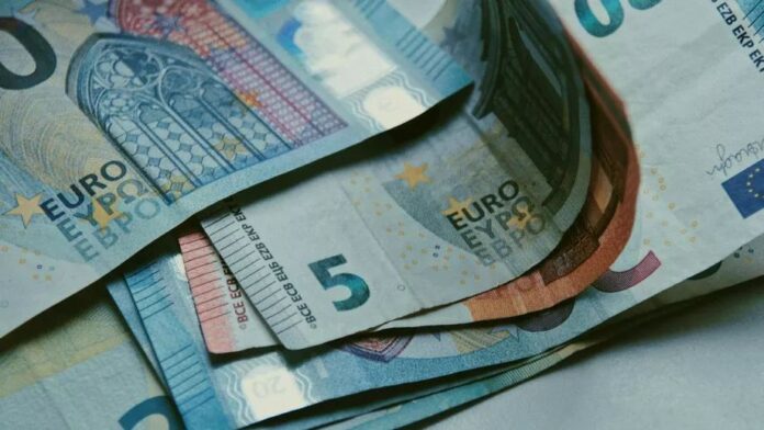 Iohannis a promulgat legea privind salariul minim european. Ce efect va avea în România