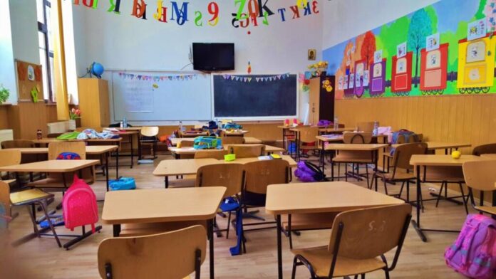 Luni, 4 noiembrie, elevii și copiii de grădiniță încep al doilea modul de cursuri, care durează 7 săptămâni