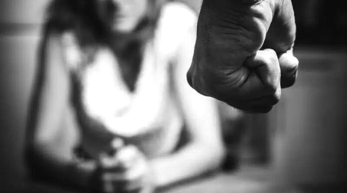 Violență domestică în Brașov și Ghimbav: Un bărbat și-a lovit fosta parteneră, iar un alt bărbat a dat în concubina lui