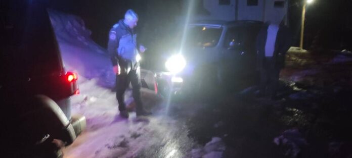 Jandarmii au ajutat doi tineri blocați cu autoturismul pe un drum înzăpezit, între Șirnea și Peștera