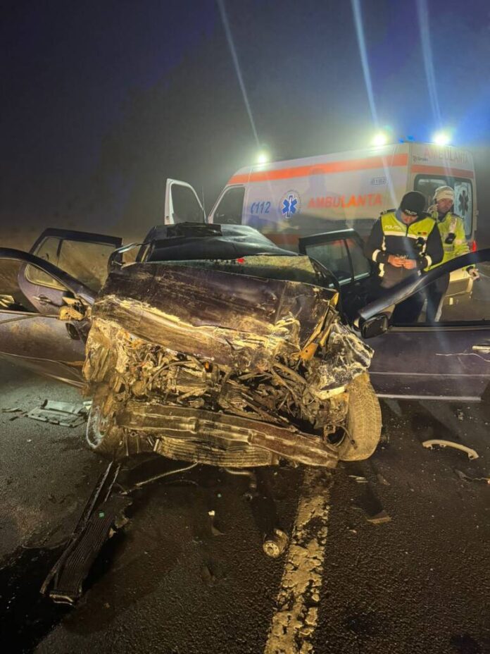 UPDATE / Trei persoane au murit în urma unui accident între o autoutilitară și un autoturism, pe DN 13