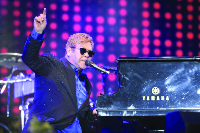 Elton John amână lansarea unui nou album din cauza unor probleme grave de vedere