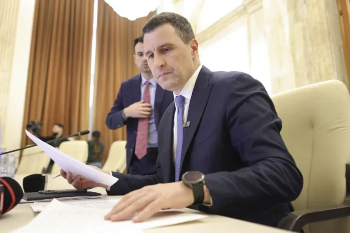 Ultima formă a „ordonanței-trenuleț”: înghețarea salariilor bugetarilor și anularea tichetelor de vacanță