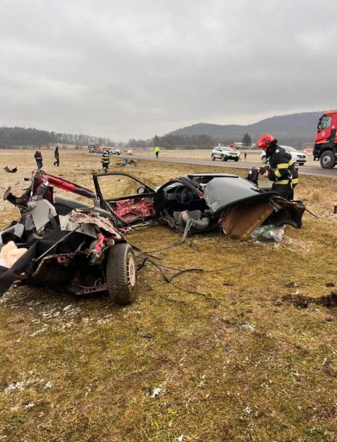 Accident grav între Bod și Hărman: Mașină distrusă și două persoane rănite