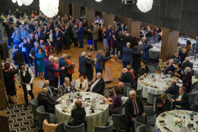 151 de familii de brașoveni care au împlinit cel puțin 50 de ani de căsătorie au fost aniversate de municipalitate