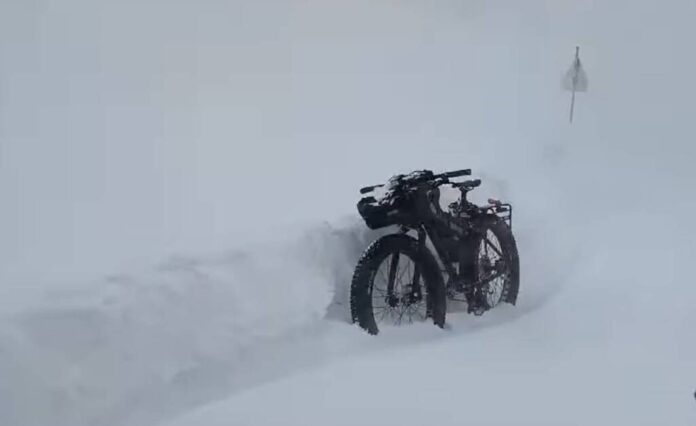 Biciclist blocat de viscol pe munte în Bucegi, salvat de echipa Salvamont