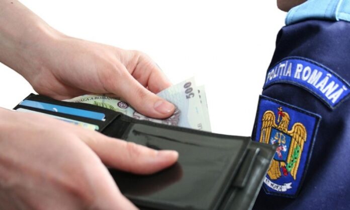 Doi bărbați, reținuți după ce au încercat să dea mită 1.000 de euro unui polițist din Brașov