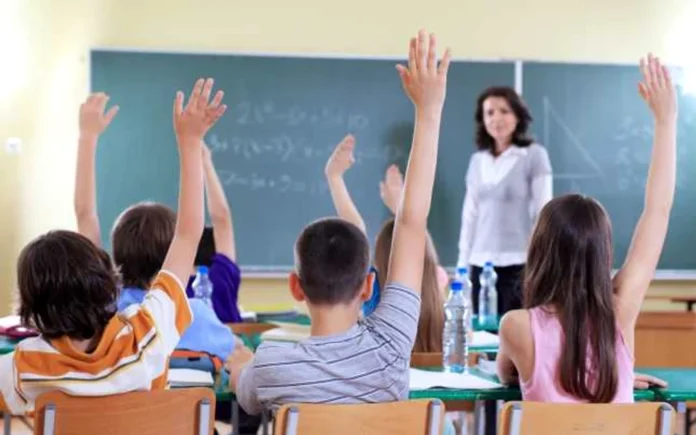 Ministrul Educației anunță că va propune indicatori de performanță „pentru a crește veniturile cadrelor didactice performante”