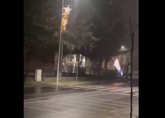 Accident rutier la Făgăraș: O țeavă de gaz a luat foc în apropierea Spitalului Municipal