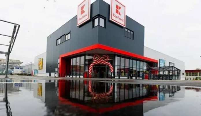 Bariere în parcările Kaufland din Brașov