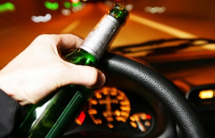 Un șofer care conducea sub influența alcoolului pe o stradă din Predeal, oprit de polițiști
