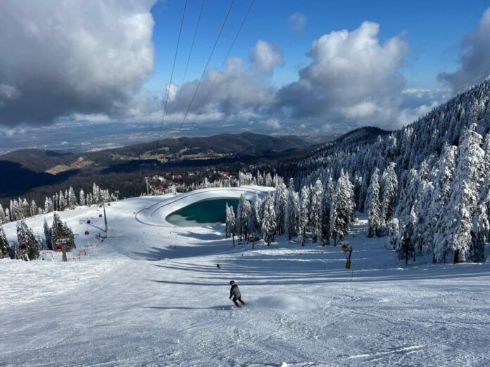 Temperaturi de primăvară, în Poiana Brașov: Condiții bune și excelente pentru practicarea sporturilor de iarnă