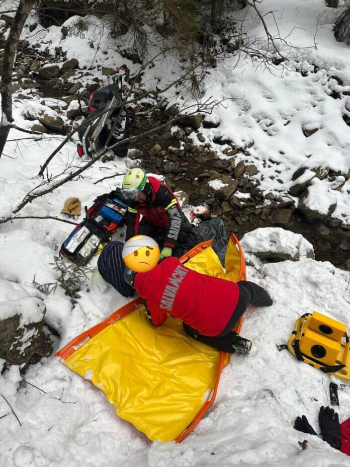 Un turist străin a murit după ce a sărit cu snowmobilul într-un pârâu, la Azuga