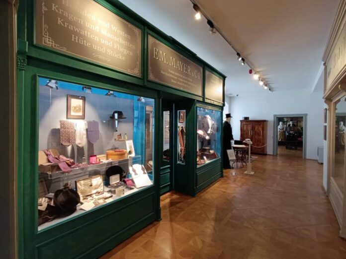 Expoziția „Eleganță și rafinament în Brașovul de odinioară. Magazinele de galanterie din Brașov”, la Muzeul Civilizației Urbane a Brașovului