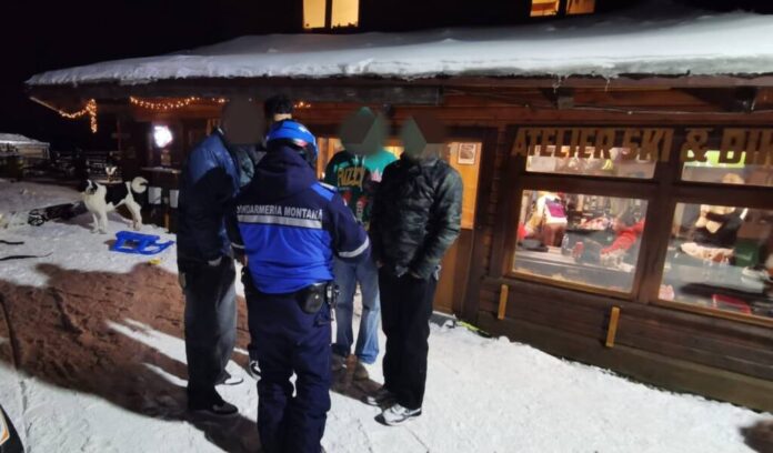 Jandarmii din Poiana Brașov, misiune dificilă pentru salvarea a 10 turiști blocați în Masivul Postăvaru
