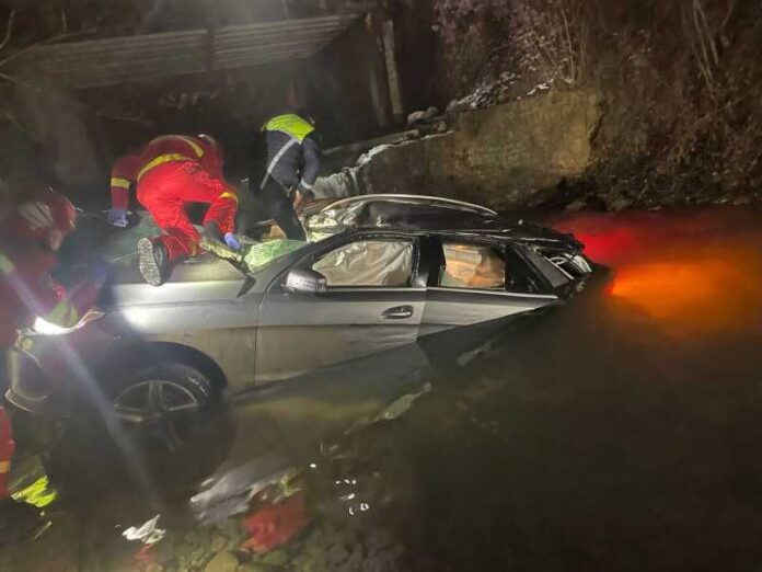 Mașină răsturnată într-o vale cu apă de trei metri: Patru persoane au ajuns la spital