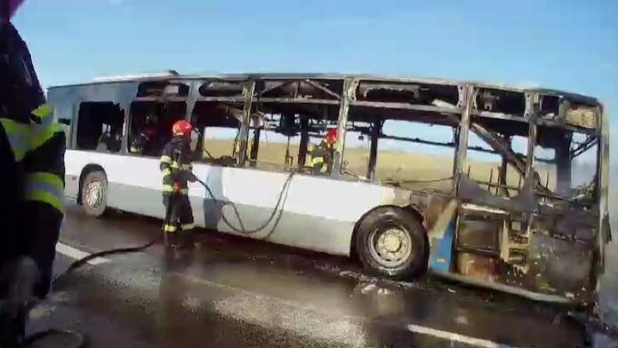 Autobuz distrus complet de incendiu: șoferul și pasagerii s-au salvat la timp