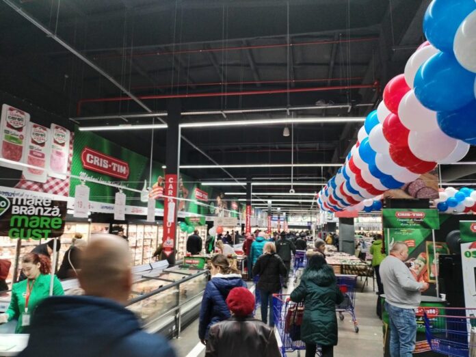 Hipermarketul La Cocoș Brașov: 11.200 de clienți și vânzări de aproape un milion de lei în ziua deschiderii