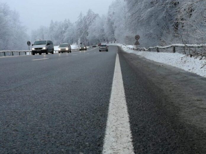 Pe drumurile principale din România, carosabil umed, vizibilitate bună