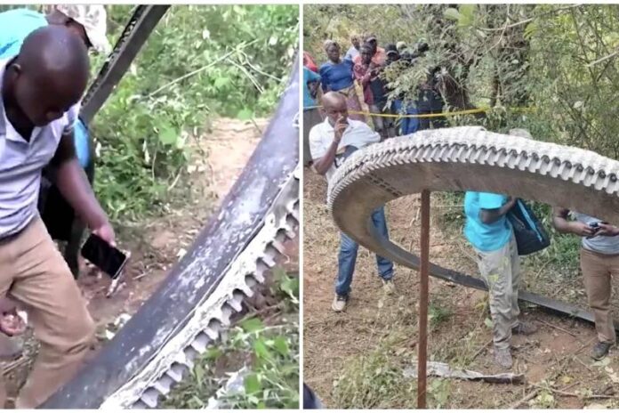 Un inel metalic misterios de jumătate de tonă a căzut din cer într-un sat din Kenya