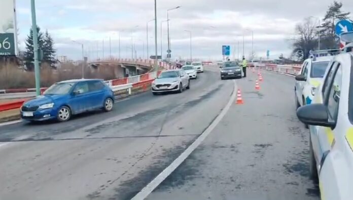 Pentru evitarea aglomerației, spre București, polițiștii brașoveni recomandă DN1A – Săcele, Cheia, Vălenii de Munte, Ploiești, și DN73 – Pitești, București