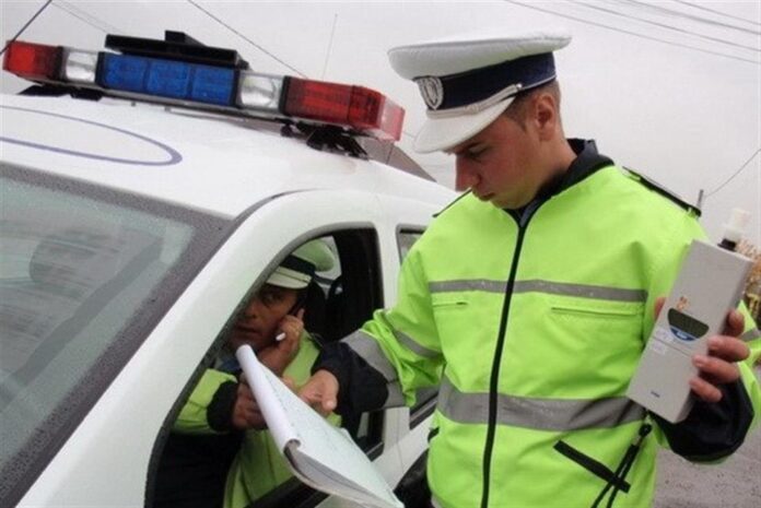 Un șofer a fugit de polițiști și s-a ascuns, ca să evite testarea alcoolemiei. Un alt șofer, fără permis, băut, implicat într-un accident