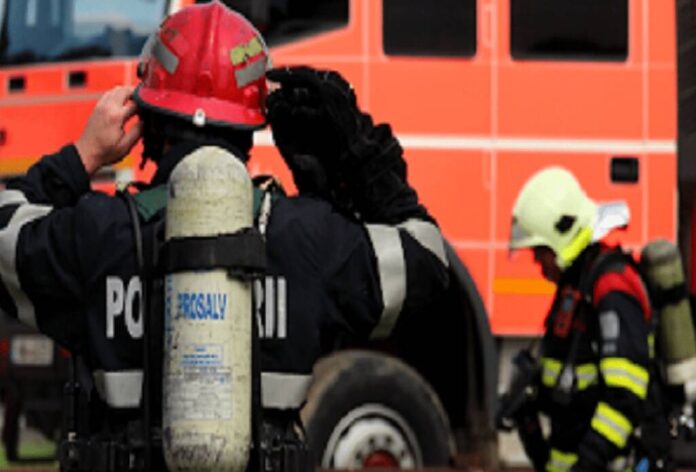 O femeie rănită și 15 persoane evacuate, în urma unui incendiu într-un bloc de pe str. Aurel Vlaicu din Brașov