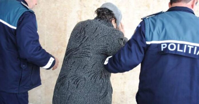 O femeie de 57 de ani, reținută după ce și-a bătut fostul soț în locuința acestuia