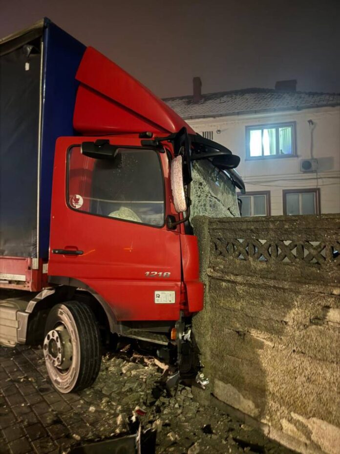 Accident în Făgăraș: Un TIR a intrat în gardul unui bloc